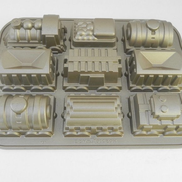 NORDIC WARE "Train" 9 Car Cake Pan EUC - Picture 4 of 9
